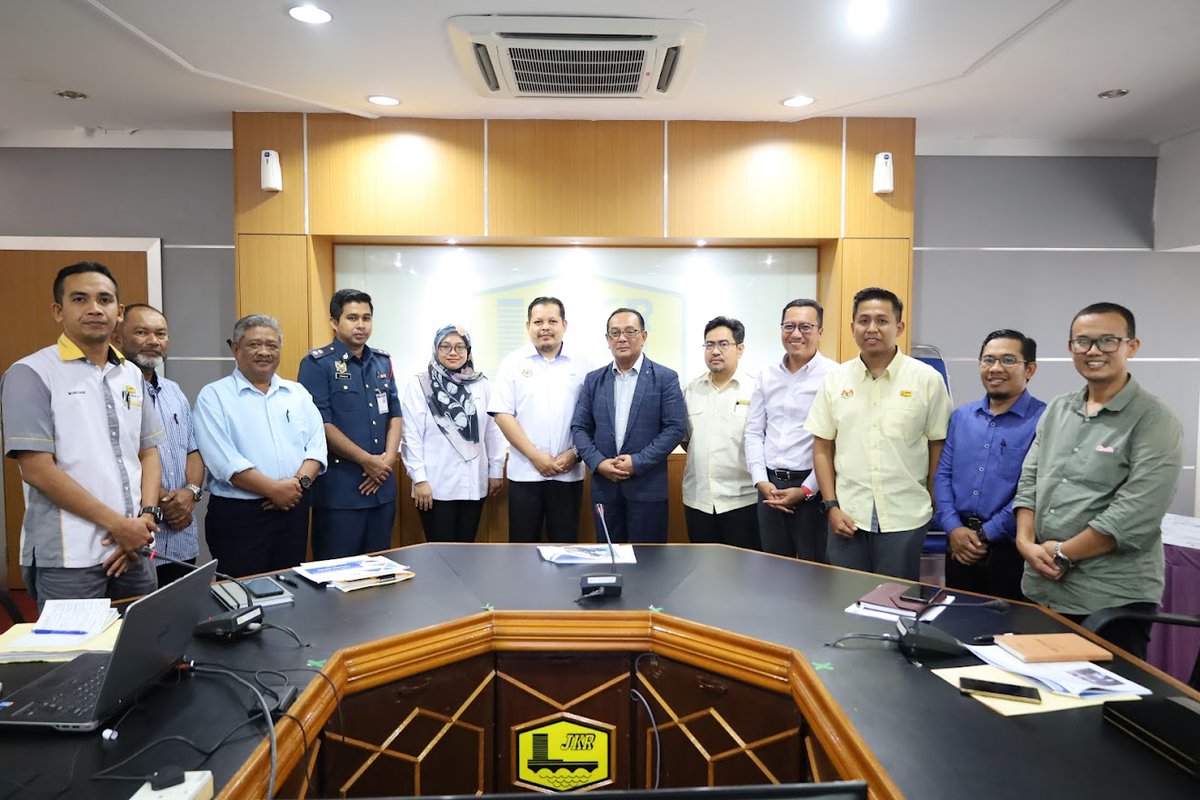 12.04.2023 (Rabu) 

Pengarah JKR Kelantan, Ir. Mohd Suhaili bin Ismail telah menerima kunjungan hormat daripada Bahagian Perlaksanaan &amp; Perkhidmatan Kejuruteraan Pejabat Wilayah Timur 5 (Terengganu), Kementerian Pembangunan Kerajaan Tempatan.