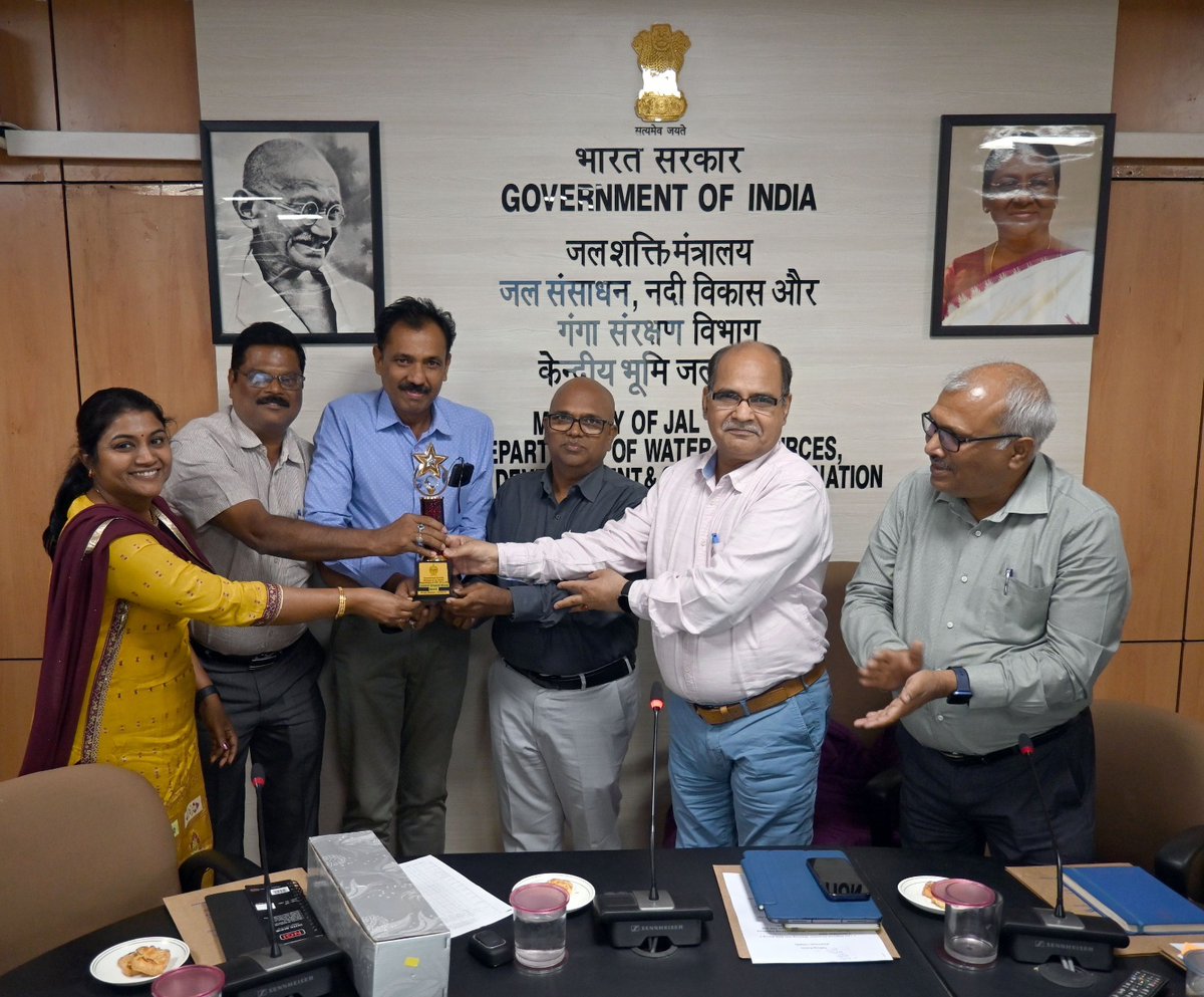 CGWB_CHQ's tweet photo. SR, Hyderabad won Best Region Award for AAP 2022-2023. Chairman CGWB congratulated and awarded RD, SR Hyderabad team.
@MoJSDoWRRDGR https://t.co/gqdEoD5GAq