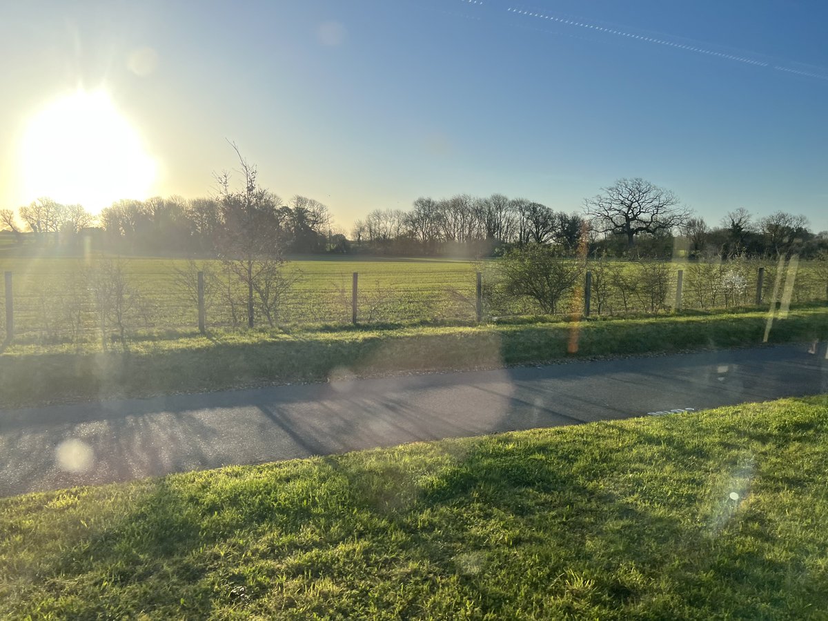 HeadsToHealth's tweet photo. The rain has stopped &amp; the sun is shining ☀️ We feel great 🙌

Have a great #Thursday 💜🤝

#ThursdayMorning #HeadsToHealth #MentalHealth #Wellbeing https://t.co/8tO4NIIULy