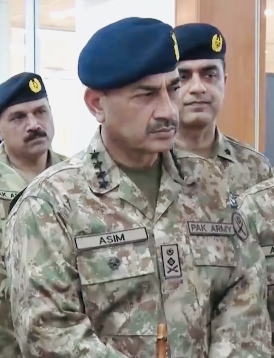 PakistanFauj's tweet photo. General Syed Asim Munir, Chief of Army Staff (COAS), expressed his full confidence in the capabilities of Heavy Industries Taxila (HIT) & its personnel, and appreciated the commitment of officers & workforce to transform HIT into a modern defence production establishment for meeting requirements of Armed Forces and Law Enforcement Agencies (LEAs) at par with international standards. 

@OfficialDGISPR #PakistanArmy #Pakistan #COAS #ISPR