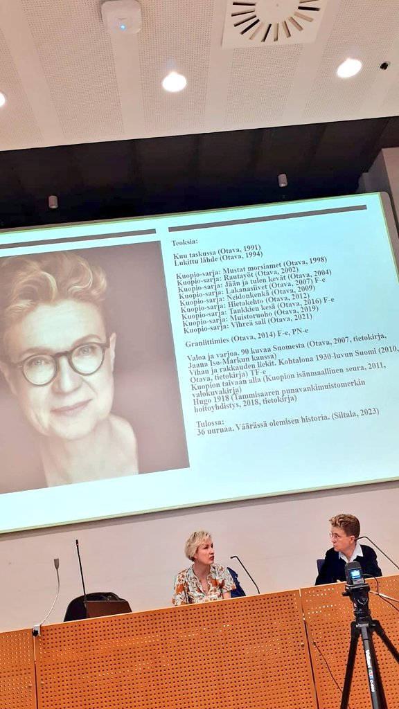 "Lukeminen päästää kirjailijan kiinni omaan kieleen." Sirpa Kähkönen <a href="/sirpanen/">Sirpa Kähkönen</a> 🎗 <a href="/CastrenMinna/">Minna Castrén</a> johdattaa #kirjallisuudentulevaisuudentekijät  -kurssilla <a href="/Taideyliopisto/">Uniarts Helsinki</a> 💢💢