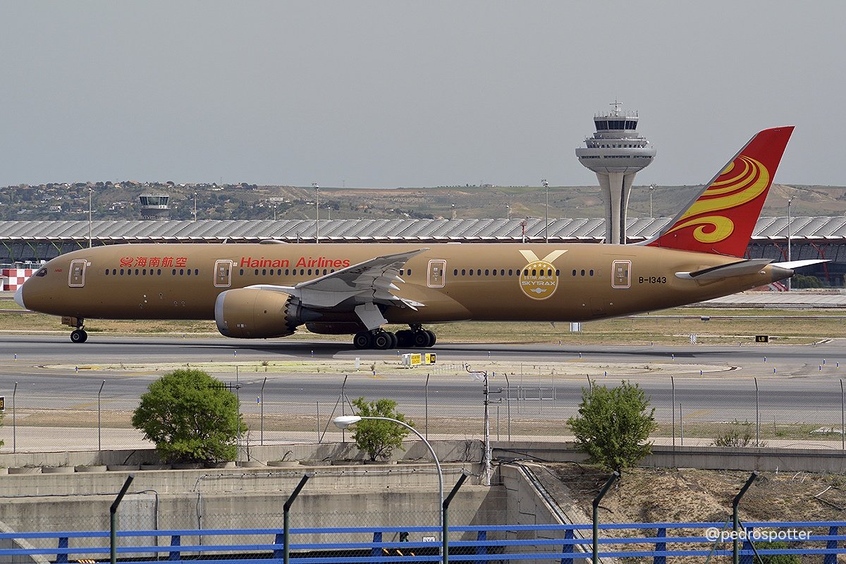 #BuenosDias despegamos con un #dreamliner por #Barajas

✈️
#Boeing #B789 @HainanAirlines
(B-1343) con decoración especial
✈️

#Vuelo HU728 con destino #Chongqing

#avgeeks #aviation #Planespotting #planespotter #aviation #aviationdaily #aviationphotography #spotter #aviatiom4u