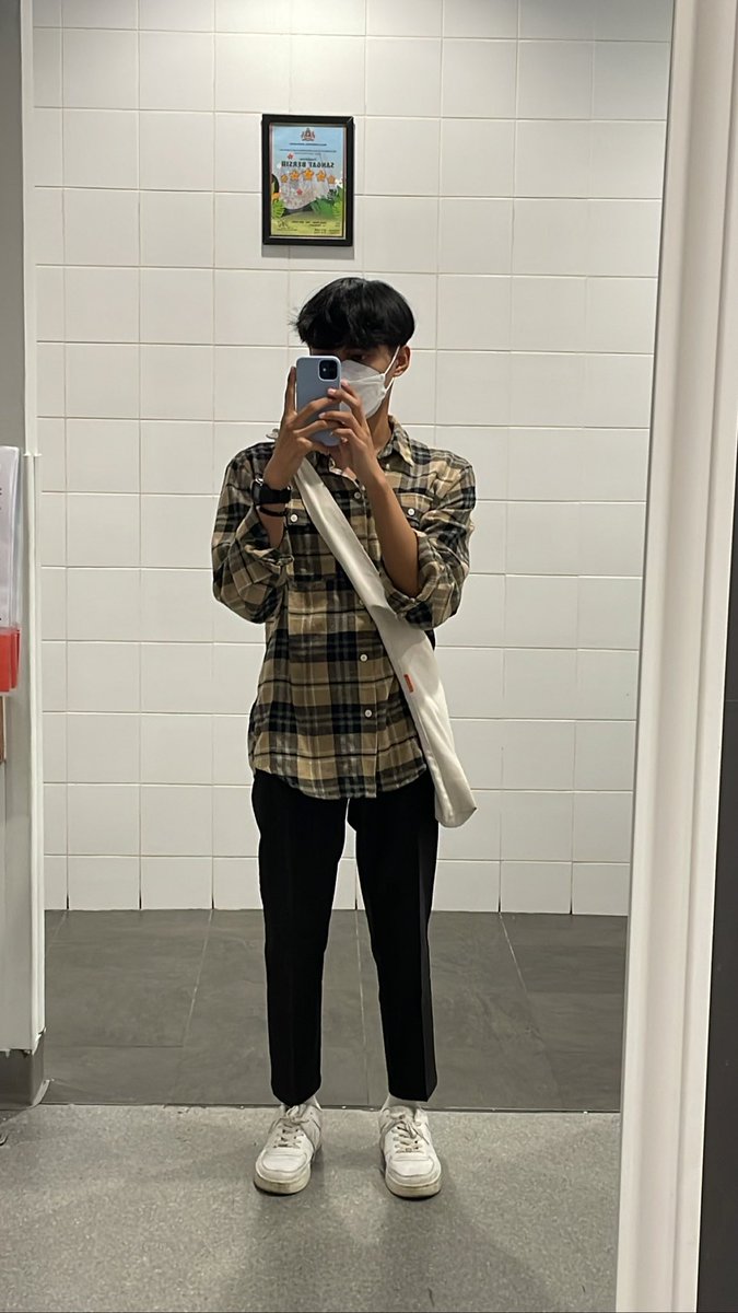 aimannnkobis's tweet photo. mirror talk? https://t.co/UE55Tc0SNo
