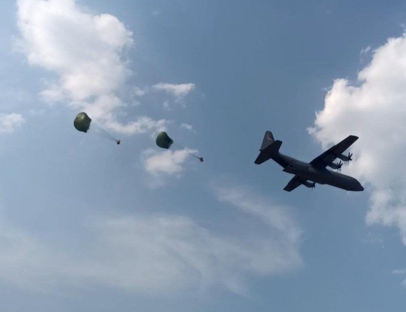 AnamikaDutta77's tweet photo. Some glimpses of ongoing #ExCopeIndia 23, @usairforce & @IAF_MCC aircraft flew airdrop missions to a Dropping Zone in the eastern sector.
Flying together, exchanging the learning skills from each other.
#DiplomatsInFlightSuits #PC_ #IAF
@PACAF @prodefgau https://t.co/iukdzuC63s