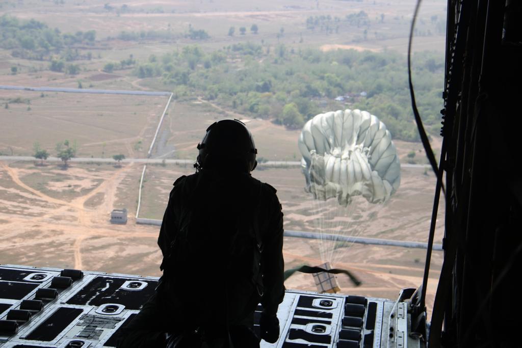 AnamikaDutta77's tweet photo. Some glimpses of ongoing #ExCopeIndia 23, @usairforce & @IAF_MCC aircraft flew airdrop missions to a Dropping Zone in the eastern sector.
Flying together, exchanging the learning skills from each other.
#DiplomatsInFlightSuits #PC_ #IAF
@PACAF @prodefgau https://t.co/iukdzuC63s