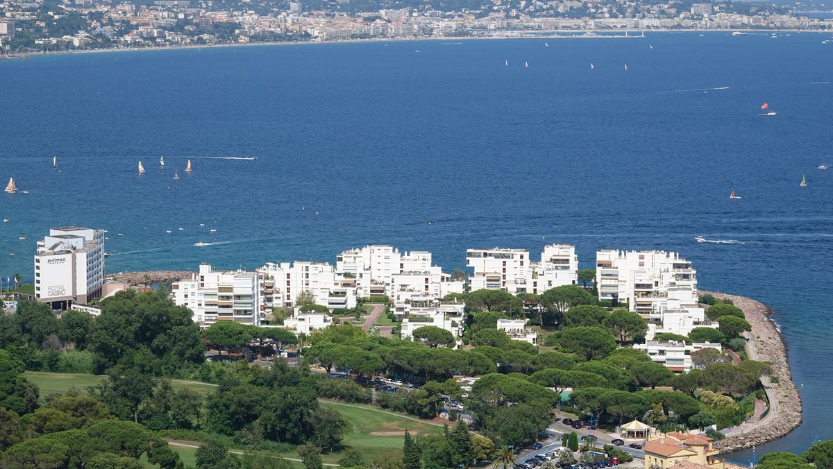 La magnifique baie de Mandelieu - La Napoule et de Cannes en étant au Mont San Peyre
#Mandelieu #Mandelieutourisme #CotedAzurFrance #JeudiPhoto #VisitCotedAzur #Tourisme #photodujour #Cannes #CannesFrance <a href="/VisitCotedazur/">Côte d'Azur France</a> <a href="/MandelieuVille/">Mandelieu-La Napoule</a> <a href="/MandelieuOTC/">Mandelieu Tourisme</a> <a href="/villecannes/">Cannes</a> <a href="/Cannes_France/">Cannes, France</a>