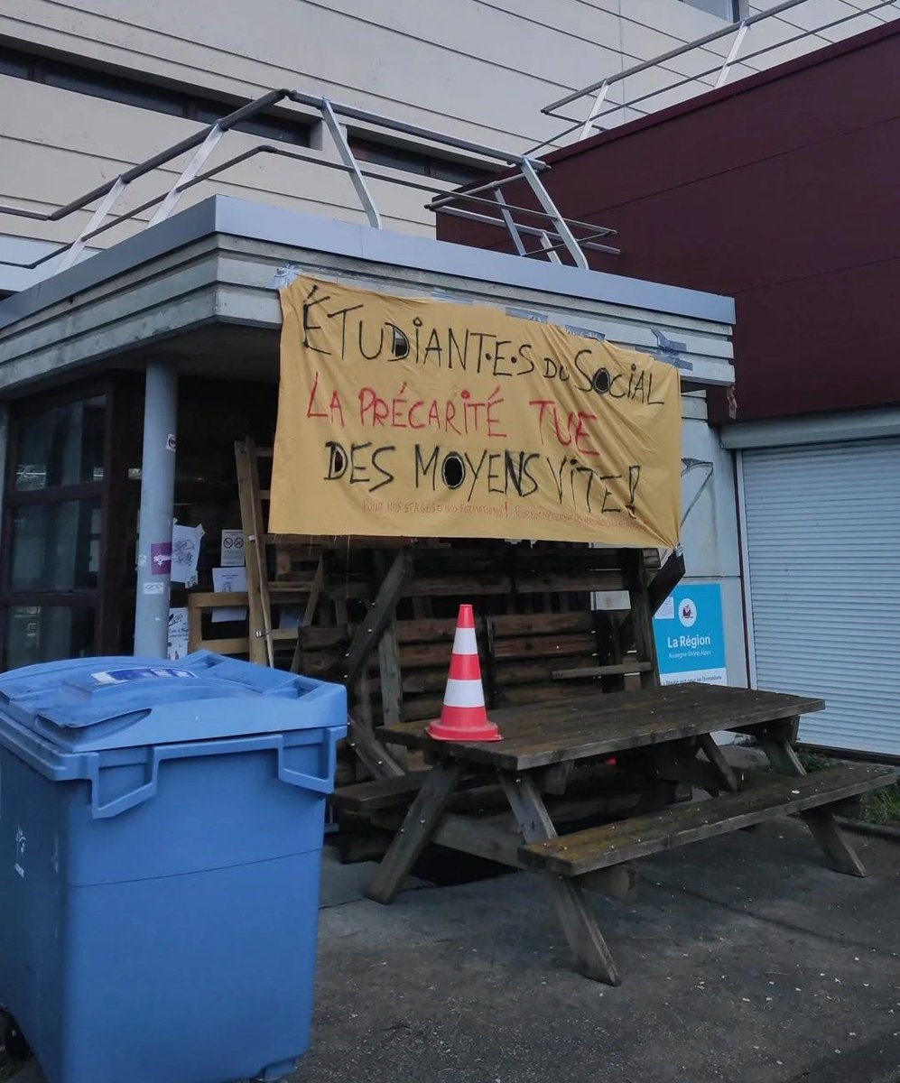 L'école de travail social de Grenoble à nouveau bloquée à Grenoble face à la réforme des retraites et aux menaces de la direction contre le droit de grève !