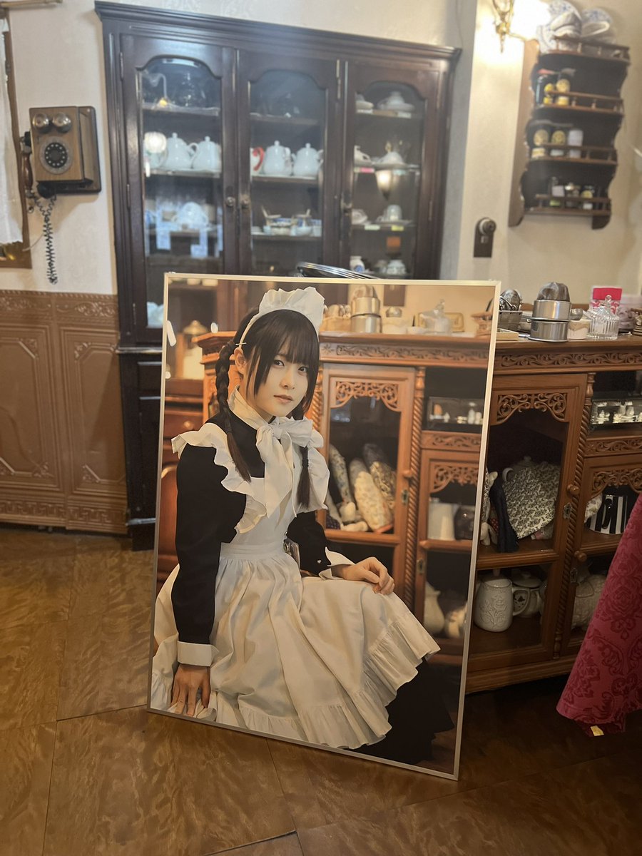 wonderparlour's tweet photo. 究極のメイド喫茶アート作品
✨

『1／1実物大メイドパネル』
18周年を記念したアート作品
この一枚であなたのお部屋が
メイド喫茶に！
いつでもワンダーパーラー気分が味わえます！
B1縦、アルミフレーム、艶消しラミネート加工済み、高耐久です。
18周年限定18セット
1枚16800円
ご希望でメイドこむぎ直筆
サインが入ります！