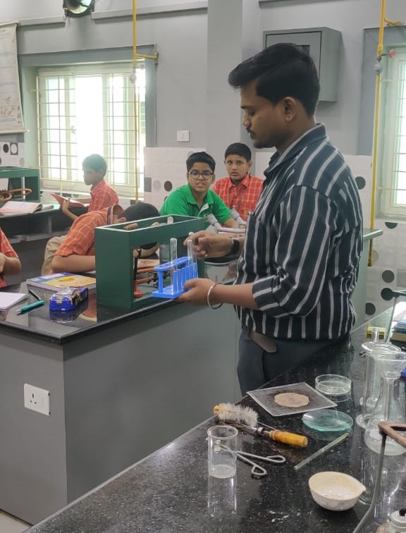 SAI_Edu_In's tweet photo. Students of Class VI engaged in an exciting session on April 11, 2023 where they got to experience and understand about the apparatus used in the Chemistry Laboratory. 

#HandsonLearning #LabActivities #JoyfulLearning
#CuriosityDrivenlearners #InquiryBasedlearning https://t.co/SzQ9znmRMN