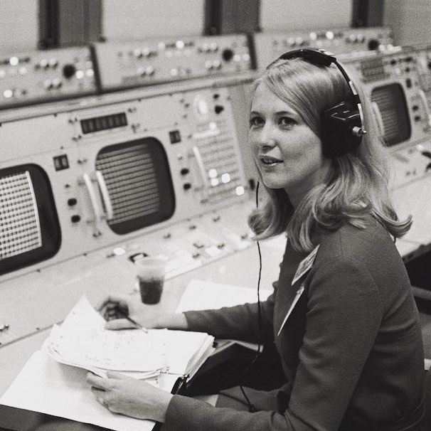 loretahur's tweet photo. #TalDíaComoHoy en 1970, un astronauta del Apolo 13 comunicó «Houston, tenemos un problema». La intervención de la matemática Frances «Poppy» Northcutt fue vital. Ella y su equipo programaron el software que calculó las maniobras necesarias para que llegaran a la Tierra a salvo. https://t.co/iyMMSBvaPs