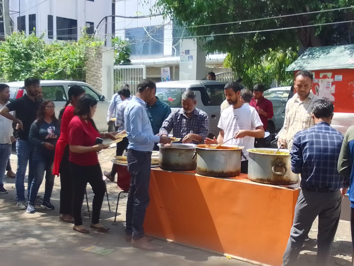 Openwings8's tweet photo. Open Wings Foundation along with its volunteers arranged food donation Campaign in Noida.
#foodcampaign #savefood #sharefood #helpneedy #volunteer #fooddonation #openwingsfoundation #ngo #environment #education #savewater #donation #help #hunger #care #earth #motherearth #nature https://t.co/AeYkDcRJeH