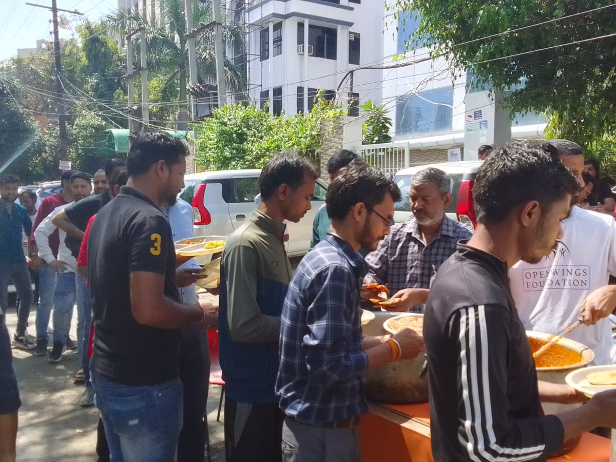 Openwings8's tweet photo. Open Wings Foundation along with its volunteers arranged food donation Campaign in Noida.
#foodcampaign #savefood #sharefood #helpneedy #volunteer #fooddonation #openwingsfoundation #ngo #environment #education #savewater #donation #help #hunger #care #earth #motherearth #nature https://t.co/AeYkDcRJeH