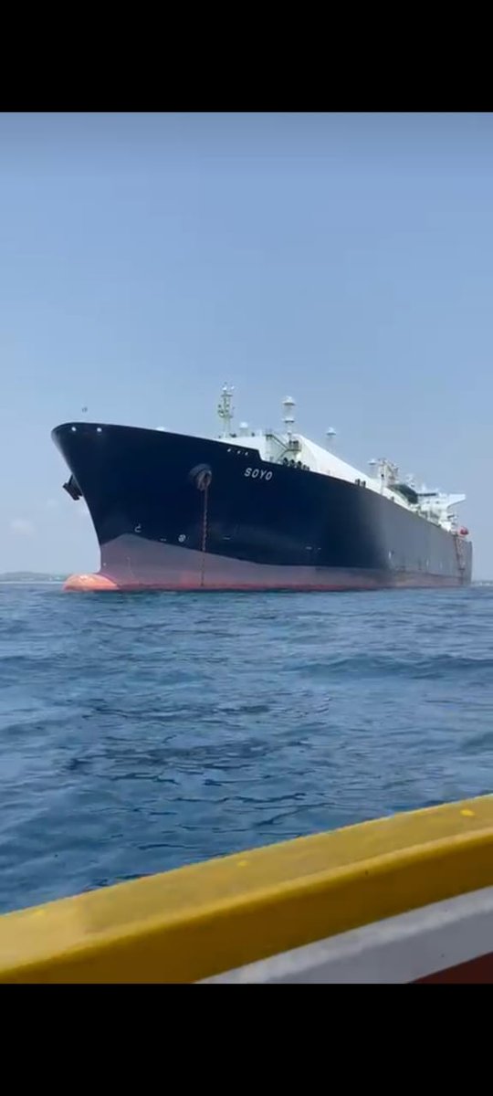 PearlProtectors's tweet photo. We are receiving reports of a grease / tar-like substance leaking on to the Uppuveli Beach area from a ship (SOYO LNG Tanker) that’s currently anchored off the Trincomalee waters

The tar-like substance is currently polluting the Pigeon Island National Park 

#soyotanker #soyo https://t.co/DFFFdgXLLi