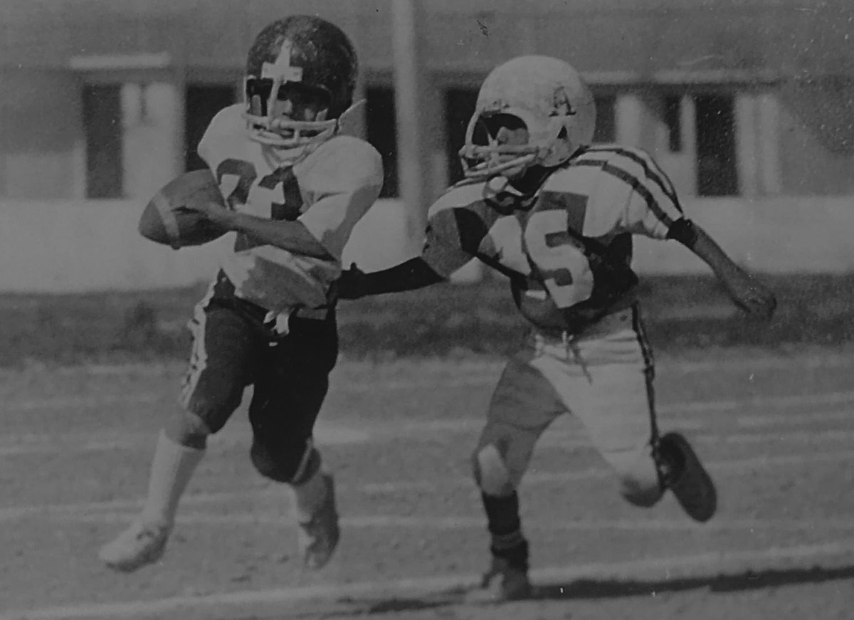 sorianoaaron's tweet image. Recordando al gran RB Arturo Martínez Alonso, quien junto a @marcomartos y @CarlosRosadoV en 1998 firmaron contrato para jugar en la entonces #NFLEuropa 🏈 con los Dragones de Barcelona.

Orgulloso egresado de los Burros Pardos del Instituto Tecnológico de Saltillo.