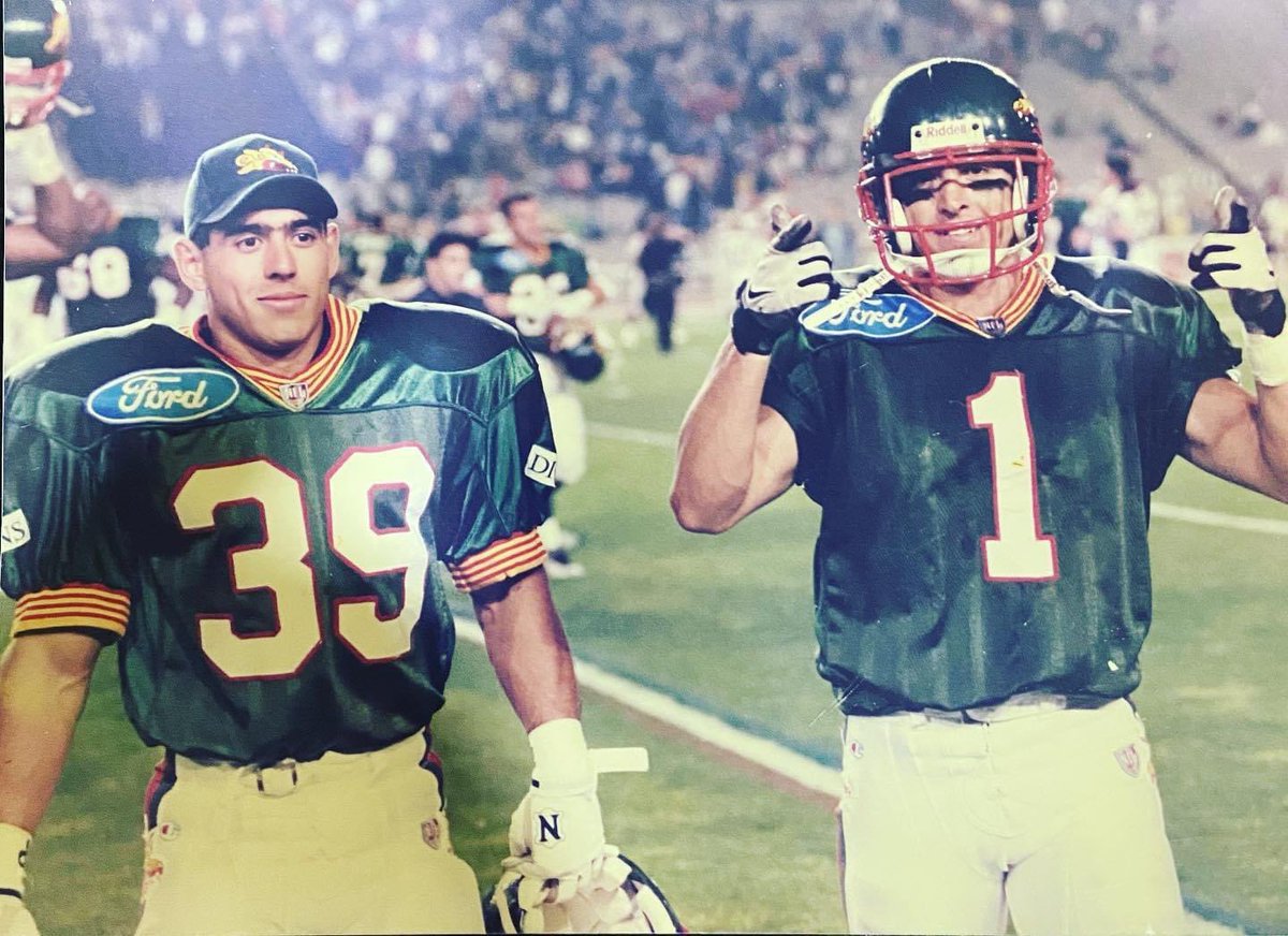 sorianoaaron's tweet image. Recordando al gran RB Arturo Martínez Alonso, quien junto a @marcomartos y @CarlosRosadoV en 1998 firmaron contrato para jugar en la entonces #NFLEuropa 🏈 con los Dragones de Barcelona.

Orgulloso egresado de los Burros Pardos del Instituto Tecnológico de Saltillo.