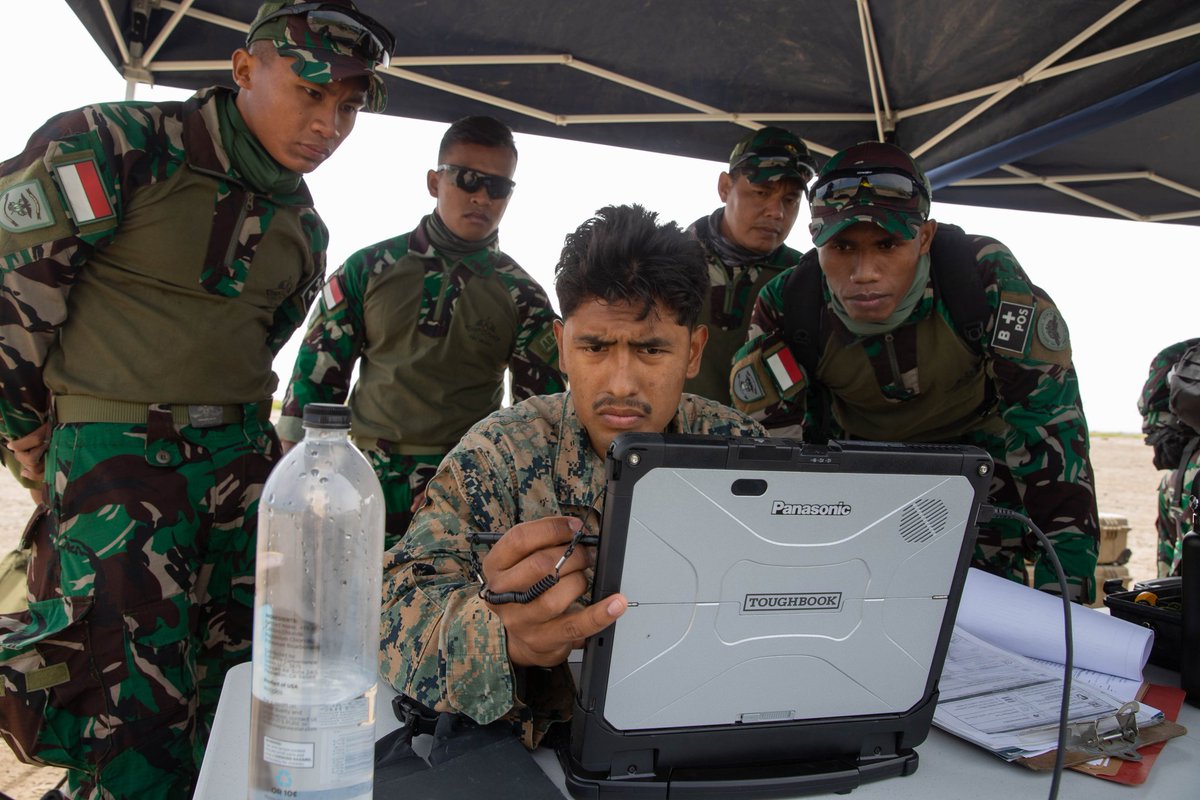 Jatosint's tweet photo. THREAD
#Reconex #Reconex23 between ๐ฎ๐ฉ๐บ๐ธ Marine Corps in Camp Pendleton, California
US Marines from 1st Recon Battalion, @1st_Marine_Div, teaching their Indonesian counterparts on how to operate RQ-20 Puma #UAV (10/4/2023)
๐ธDVIDS/Cpl. Emeline Molla https://t.co/a03mEtDWNY