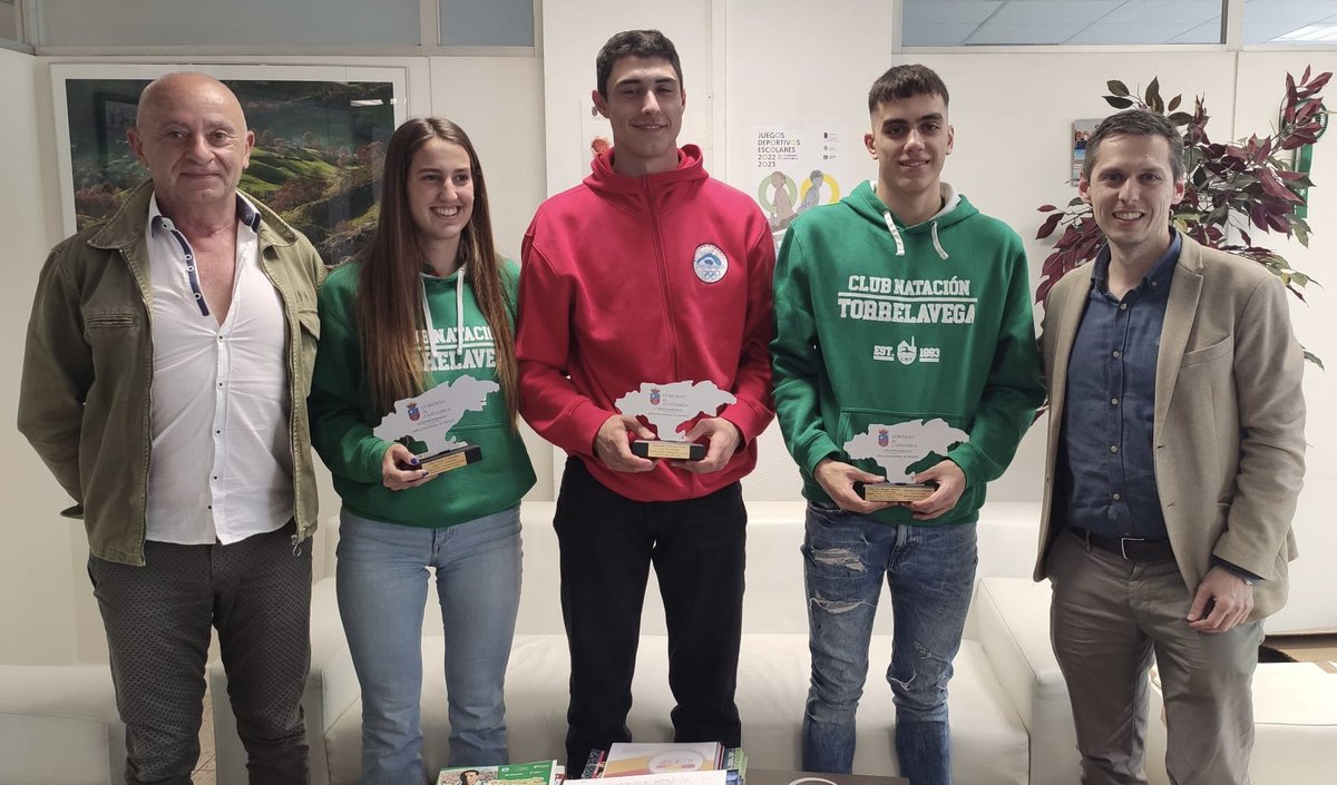MarioReocin's tweet photo. Un placer recibir junto al presidente de la Federación de Natacion, Jesús Bascones, a los recientes medallistas nacionales, Elia Díaz, Joaquín Pardo y Teo del Riego, del último Cto de España Open Primavera en Palma.
🥇🥈🥈🥈🥉🏊♂️🏊♂️🏊♂️
#fcnat https://t.co/w76QfjC69n