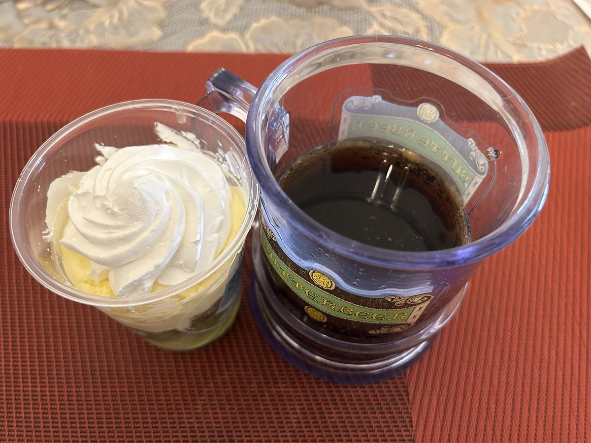 本日のおやつ😃 【メロンゼリー、コーラ】 爽やかな緑色のメロンゼリーの上にたっぷりのクリームが乗ってます☺️ メロンの香りと甘いクリームが美味しい😋 コーラも付いてて最高🎶 いい天気でお出かけ日和〜 週末どうしようかな？ 後少し頑張ろ〜😄