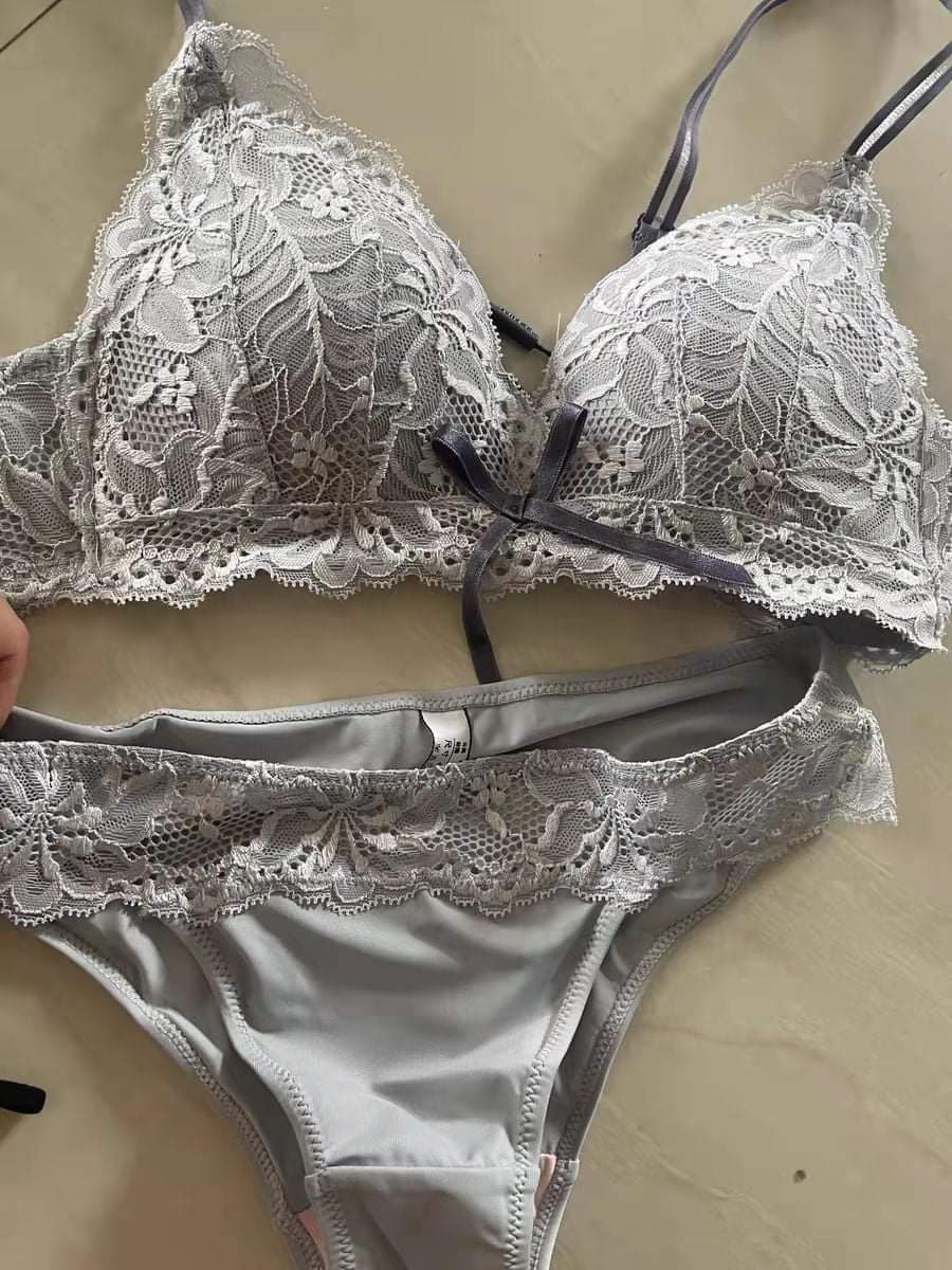 一个赞一个转推就可以拥有我的裸照  想要看我裸照加我WhatsApp