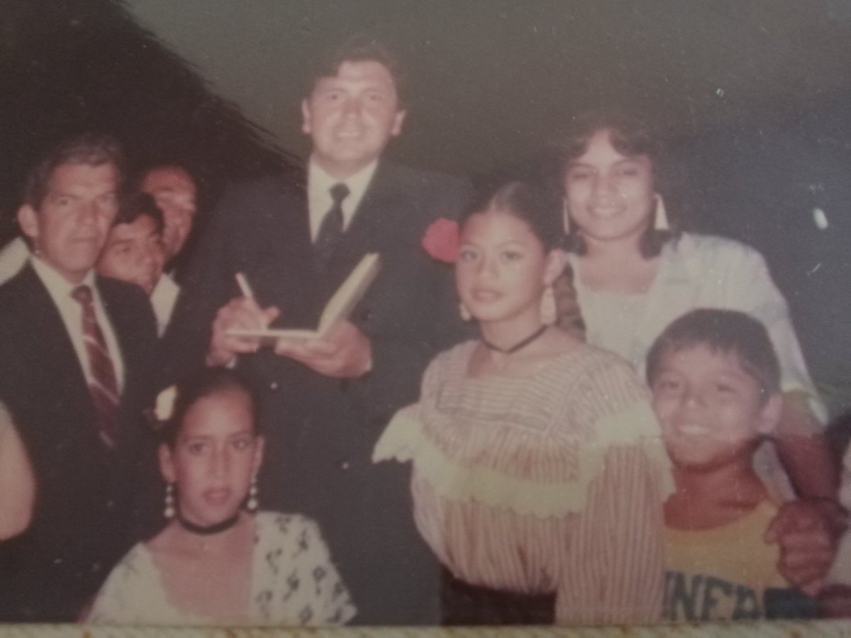 ALICIALMPERU's tweet photo. Un retrato con el ex presidente del Perú Alan García donde se metieron como siempre los que se cuelan en las fotos sin que los llamen con excepción de mi tío Manolo je...!!! 🌹🎵💃 https://t.co/2aMmdltON1