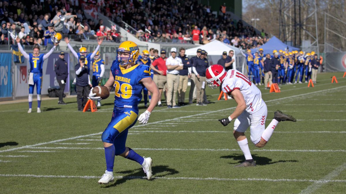 swe3se's tweet photo. Sveriges juniorlandslag i amerikansk fotboll är klara för sin fjärde raka EM-final. I semifinalen under påskdagen besegrades Danmark på Kristianstad Fotbollsarena med 31–17 (16–17) inför 636 åskådare. https://t.co/dgQq957Lfx #SWE3 #StarkastTillsammans https://t.co/oe7hPowYmZ