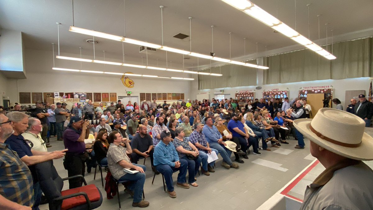 reynosotv's tweet image. STANDING ROOM ONLY: North of #Lemoore, Kings Co. concerned homeowners packed the cafeteria at Island Elementary. @DougVerboon set this meeting up for the 2nd time. 

One women raised her hand to say, “this was really needed.” @CBS47 @KSEE24