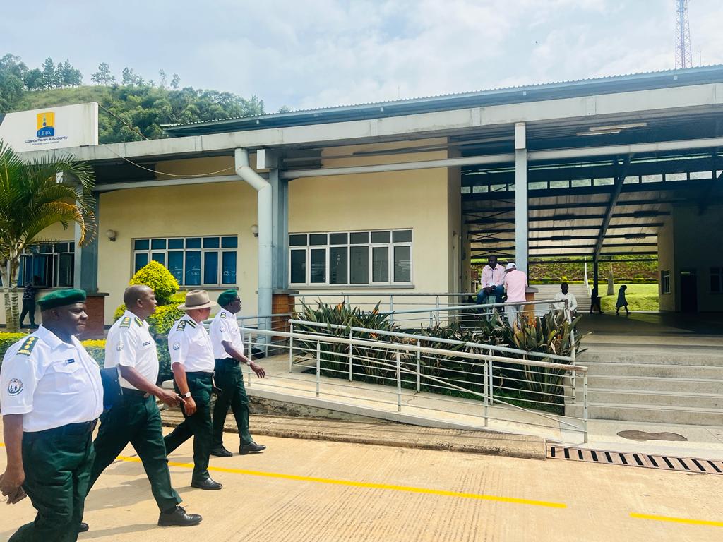 DCICUg's tweet photo. Director @DCICUg Maj Gen Apollo Kasiita Gowa accompanied by Commissioner Immigration Col Geoffrey Kambere has concluded a supervisory visit to Katuna, Cyanika, Mirama Hills borders posts.This is in the wake of the recently concluded Rwanda-Uganda Joint Permanent Commission(JPC) https://t.co/Mlen7JDuPJ