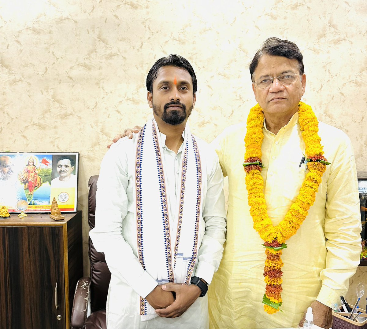 CShekharBJPMP's tweet photo. आज भाजपा पिछड़ा वर्ग मोर्चा के प्रदेश महामंत्री आदरणीय श्री संतोष राठौर जी का अपने कार्यालय में आगमन हुआ उनका आत्मीय स्वागत किया @BJP4OBCMorcha @BJP4MPOBCMorcha @Narayan4bjp_ https://t.co/vl4Hymvx78