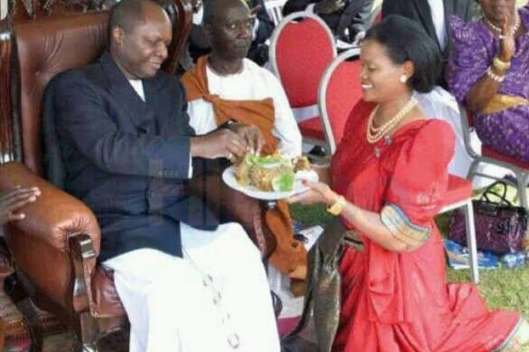 MatuMukiibi's tweet photo. Nze nayimba ntya nesitenda e Kula lya Buganda Amagero..
Wangaala Ayi Ssabasajja Kabaka wa Buganda ku myaka emito 68 yrs.
Frederick Kimera Ronald Muwenda Mutebi ll 
#Wangaala
#AyiBeene https://t.co/eU1mHT11za