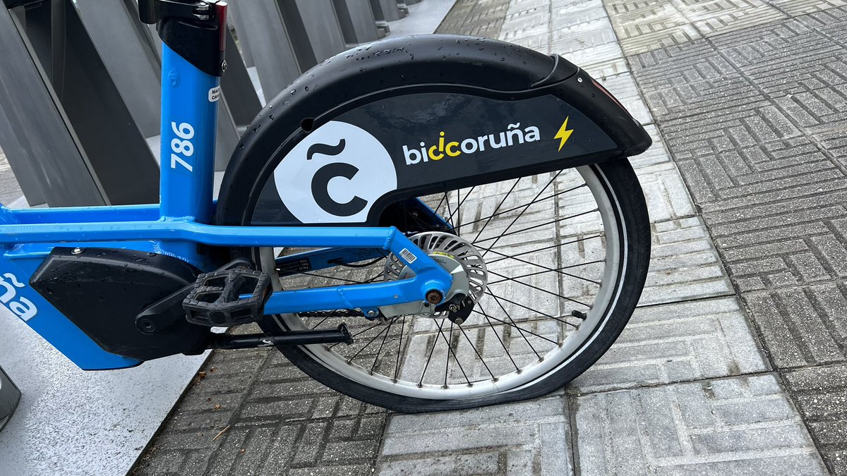 EdyCaridad's tweet photo. 8.25 AM Única bici eléctrica disponible en Los Rosales… pinchada. Gran servicio. A lo mejor estuvo toda la noche dando vueltas. Yo le cobraría 35 euros solo por eso @ConcelloCoruna https://t.co/jykbzfus8r