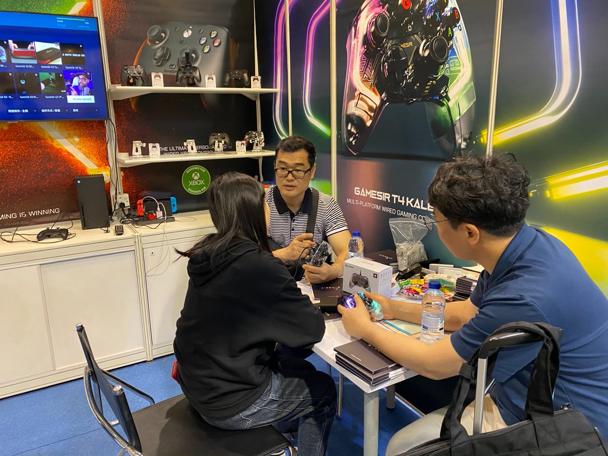mygamesir's tweet photo. Day two in Hong Kong Electronics Fair 2023🔥🔥
Many people came here just for the GameSir T4 Kaleid.
So, do you like RGB gaming controller?🧐🧐
Leave your comment🤟🤟🤟
#hktdc #gamesir #gamesircontroller #pccontroller #switchcontroller #rgbgamingcontroller #gamesirt4k https://t.co/4eNTQgnGwM