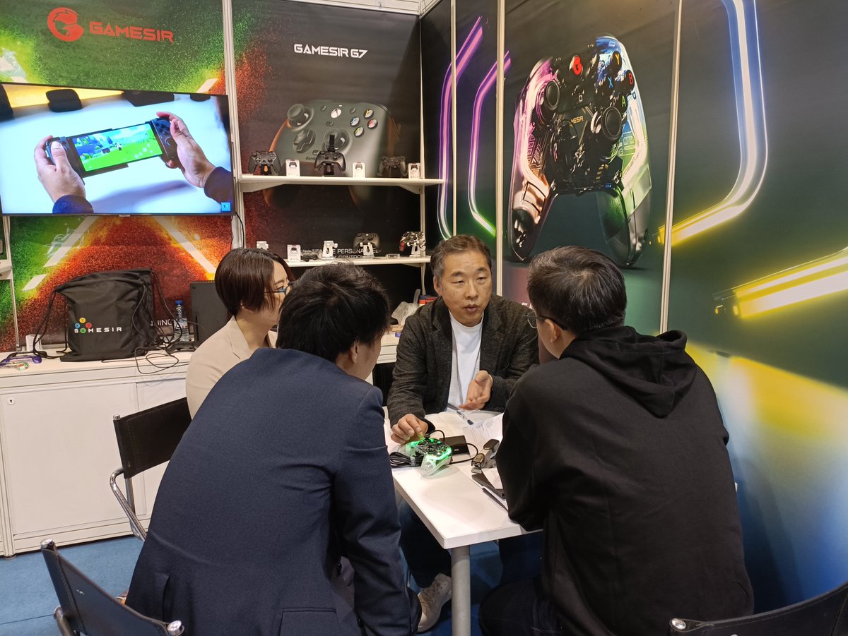 mygamesir's tweet photo. Day two in Hong Kong Electronics Fair 2023🔥🔥
Many people came here just for the GameSir T4 Kaleid.
So, do you like RGB gaming controller?🧐🧐
Leave your comment🤟🤟🤟
#hktdc #gamesir #gamesircontroller #pccontroller #switchcontroller #rgbgamingcontroller #gamesirt4k https://t.co/4eNTQgnGwM