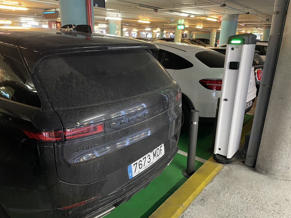 mgrantsc's tweet photo. Coches ocupando plaza de carga eléctrica sin estar enchufados, uno de ellos ni siquiera es enchufable. Falta de civismo? Egoístas? Cretinos? @aena para cuando una grúa que los retire? #Movilidad #emobility #ElectricCars https://t.co/P6idfu8dfs