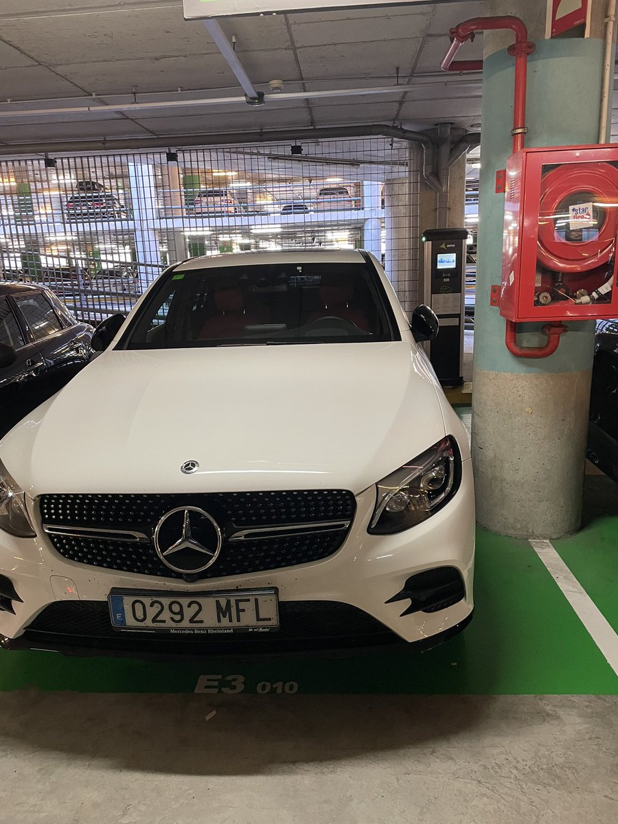mgrantsc's tweet photo. Coches ocupando plaza de carga eléctrica sin estar enchufados, uno de ellos ni siquiera es enchufable. Falta de civismo? Egoístas? Cretinos? @aena para cuando una grúa que los retire? #Movilidad #emobility #ElectricCars https://t.co/P6idfu8dfs