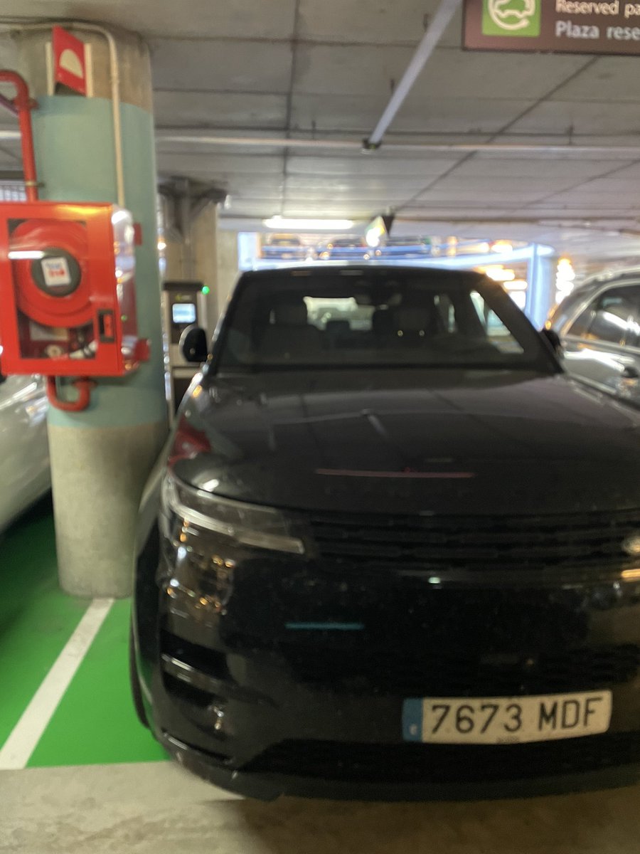 mgrantsc's tweet photo. Coches ocupando plaza de carga eléctrica sin estar enchufados, uno de ellos ni siquiera es enchufable. Falta de civismo? Egoístas? Cretinos? @aena para cuando una grúa que los retire? #Movilidad #emobility #ElectricCars https://t.co/P6idfu8dfs