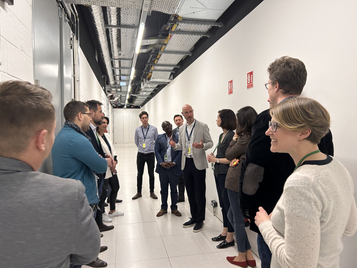 digitalrealtyFR's tweet photo. 📸 Visite du data center #PAR8 à la Courneuve en présence de @amchamfrance
➡️ Echanges autour des enjeux d'innovation et numérique responsable avec Rogier van der Val @DigitalRealtyFR & présentation des enjeux Cloud avec Philippe WOJCIK @Oracle_France
👉 https://t.co/7aHRtGrW2q https://t.co/5eRcdQdkDf