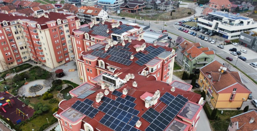 BalkanGreEnNews's tweet photo. Zainteresovani ste da sa svojim komšijama instalirate solarne panele ☀️⚡ na krovu zgrade i da proizvodite zelenu energiju? Evo kako su to uradili stanari tri zgrade u Nišu. 👇 #solarnipaneli #prozjumeri #solar #zastitazivotnesredine https://t.co/0Pvsne87CS https://t.co/k9CfOFRVcx