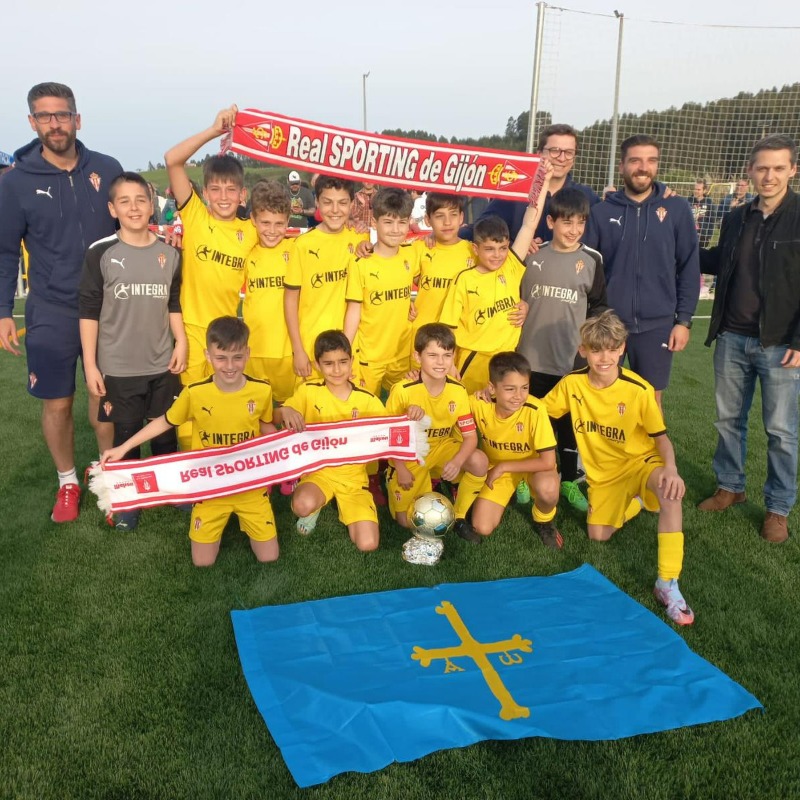 RealSporting's tweet photo. 🧒 Nuestro Fútbol Base, presente en torneos de Semana Santa.

#CanteraRSG