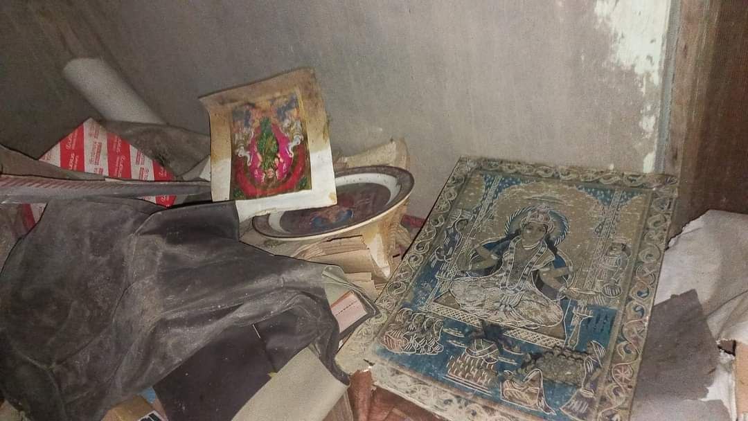 pakistan_untold's tweet photo. Tirth Das, a Hindu tenant of Islamist Riaz Khokar in Badin, Sindh Pakistan, thrown out of his place. Khokar desecrated his temple, vandalized his goods and siezed many valuable items.
Loot, capture, destruction, conversion, abduction of Hindus - way of life in Pakistan. https://t.co/6JJgOwPjiG