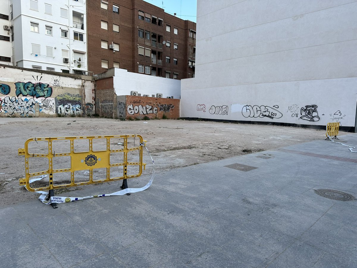 NouMolesVLC's tweet photo. Buenos días, @policialocalvlc. Así ha amanecido el descampado de #parquebrasil con vuestro perimetraje roto. No sabemos si ha sido acto vandálico u otra razón, pero seguimos sin saber el objetivo final. ¿Podéis informar y/o solucionarlo?
@AjuntamentVLC @SanGomezLopez @aaroncano_ https://t.co/lFeLG0YayQ