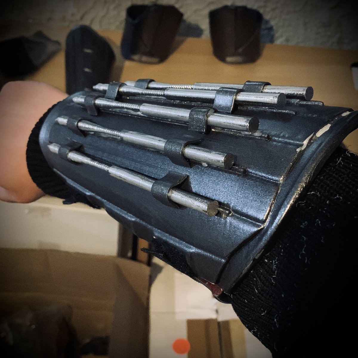 em3dlab's tweet photo. The Batman armlet ready ✌🏼🦇
~~~
#thebatman #batman #armlet #gotham #gothamcity #3dprinted #propmaker #batmancosplay #cosplay #cosplayer #robertpattinson https://t.co/O7YRlnoFIf