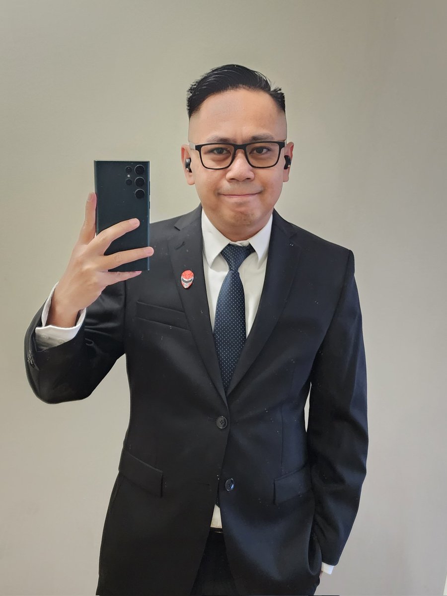 the13thgeek's tweet photo. When the CEO and Sales people are visiting, you gotta blend in somehow ๐
๐
Also, I can wear something else other than a Ranger suit! #suitsday https://t.co/RMK4HPrcYB
