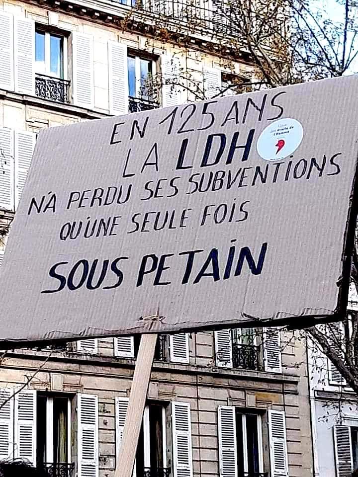 ici_just's tweet photo. @BFMTV Problème de #JETLAG ou trop #Dom_Perignon à la soirée #Costumée qui a laissé des traces ?!
#constitution = #peuple souverain, la force du travail et du nombre si #Totalitarisme
Là où #Macron passe le reste de #démocratie et de #respect pour la #France trépassent
#greve13avril https://t.co/RxZnv7GKtg