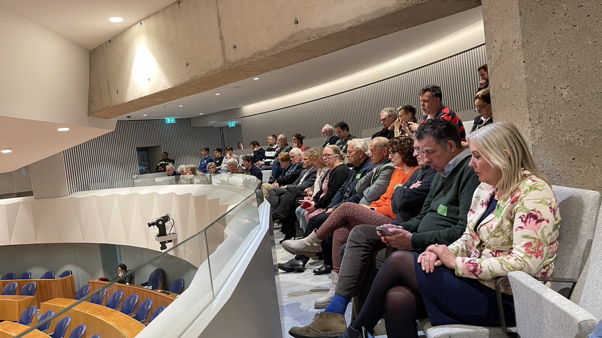 tristanbraakman's tweet photo. Een volle publieke tribune voor de beantwoording van de parlementaire enquêtecommissie, diverse raadsleden, Statenleden, wethouders en burgemeester Schuiling van Stad #pegas #rtvnoodd https://t.co/vasT3s6utl
