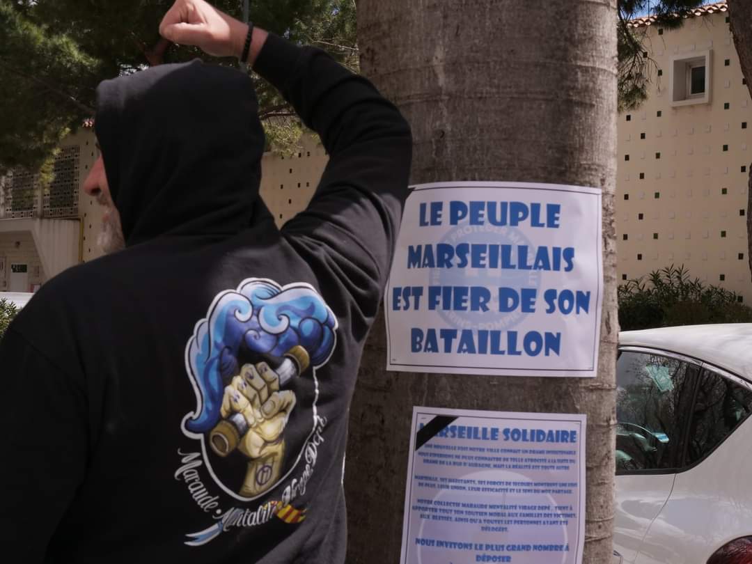 Marseille4_5's tweet photo. #MarseilleSolidaire | Le collectif solidaire de supporters Marseillais Maraude Mentalité Virage Depé est venu exprimer sa solidarité aux victimes du drame de la rue Tivoli et au bataillon de @MarinsPompiers de Marseille pour son dévouement exceptionnel. https://t.co/xrPo4gi3oo