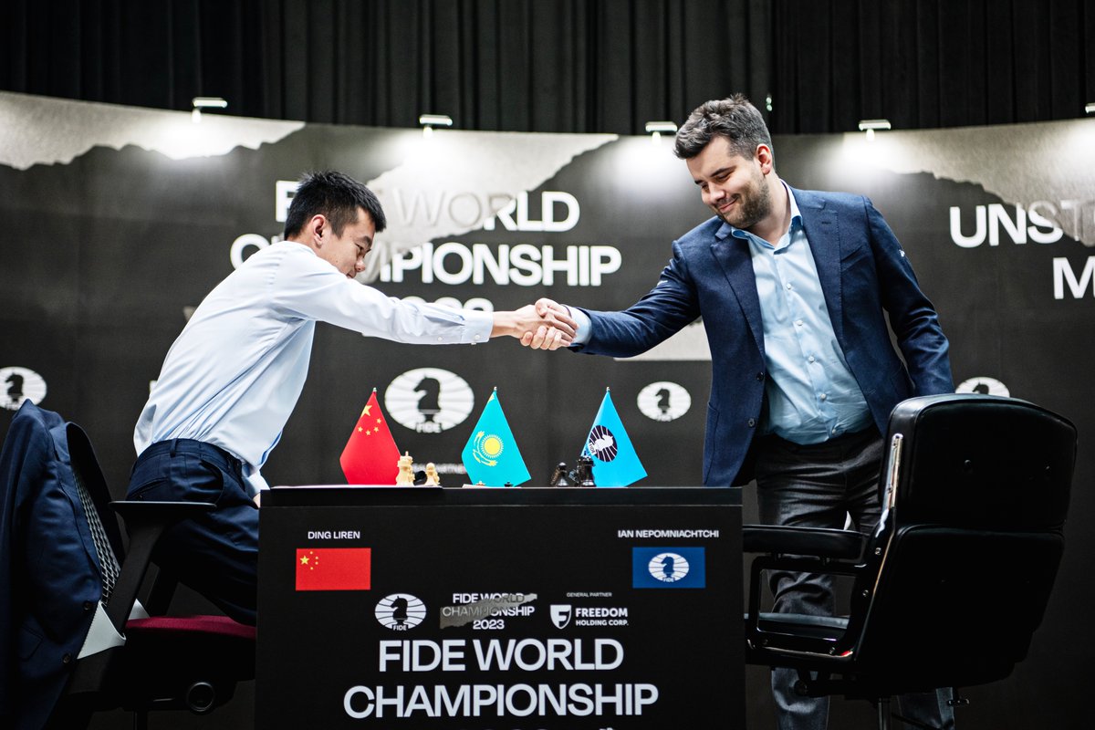 FIDE_chess's tweet photo. Ding Liren - Ian Nepomniachtchi 1-0

#NepoDing | 📷: Stev Bonhage https://t.co/mJ4I0xoHTZ