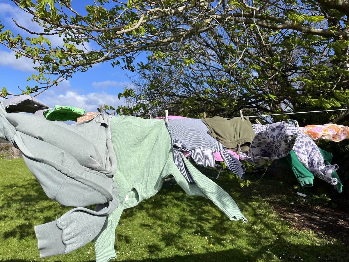 A windy day is the cheapest & more environmentally friendly time to run electricity-intensive home appliances like washing machines, as when wind energy comes onto the electricity system it displaces fossil fuel generation. 
🍃#BeatthePeak #Reduceyouruse @SEAI_ie