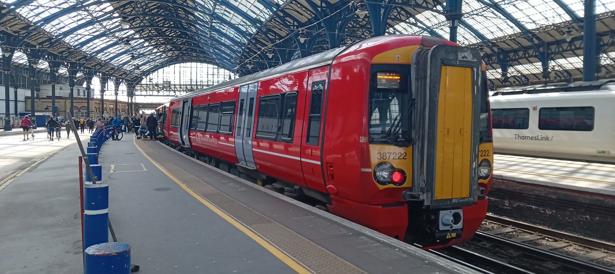 NotYOLOSmh's tweet image. "Welcome aboard this Gatwick express service to Hastings calling at [insert every stop it is calling at]"

Taking 387222 to Eastbourne 

#Class387