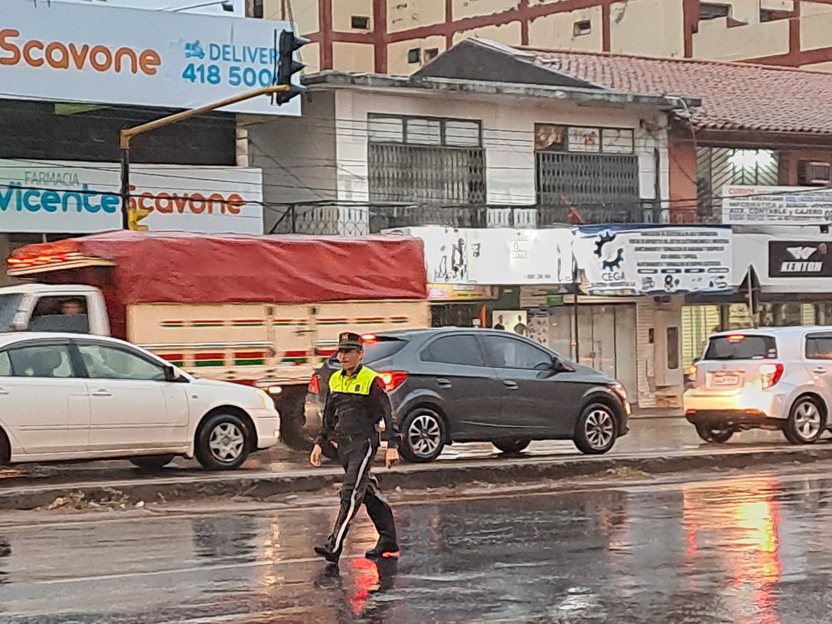 juanvillalbapy's tweet photo. Guapos y aguerridos compañeros de PMT dirigiendo tránsito en Av E. AYALA y calle ultima! Pleno diluvio, en los desvíos por obras de la Essap! Mis felicitaciones para ellos! Fuerza compañeros!!! https://t.co/k7eZnPmNIT