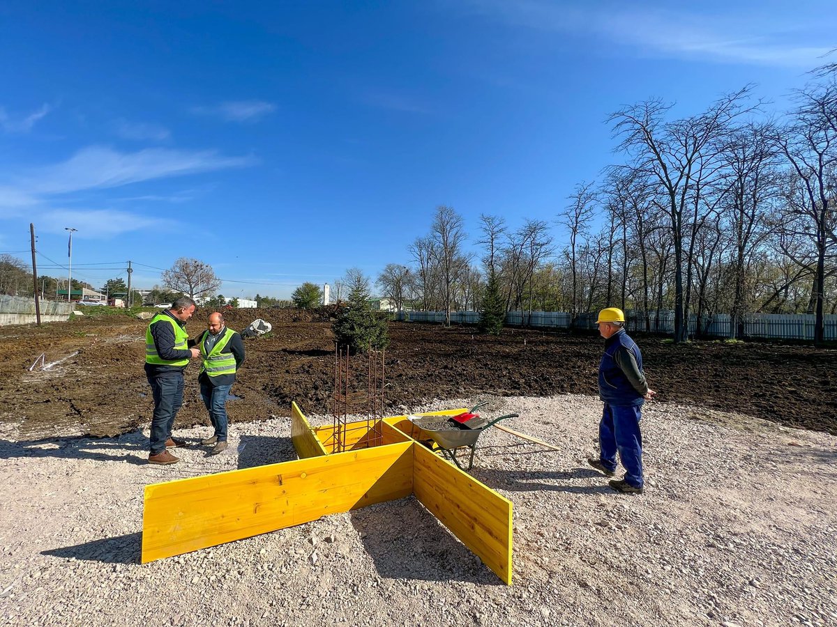 albanzogaj's tweet photo. 👷♀️👷Filloi ndërtimi i Shkollës së Mesme të Turizmit '7 Shtatori' ... lajm fantastik për nxënësit e Prishtinës! 👷👷♀️ 🚧🚧🚧 #Prishtina #Shkollat #Investimet #Arsimi https://t.co/cD6BSDvqLK